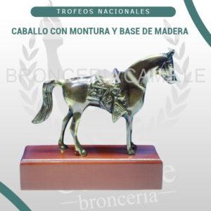 Caballo con montura y base de madera