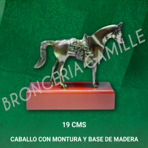 Caballo con montura y base de madera