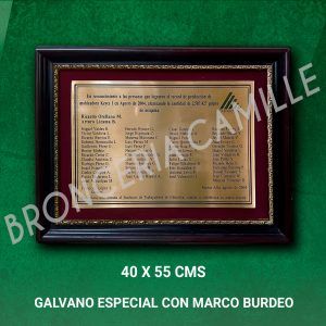 Galvano especial con marco burdeo