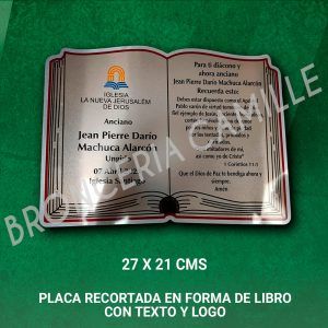 PLACA RECORTADA EN FORMA DE LIBRO CON TEXTO Y LOGO