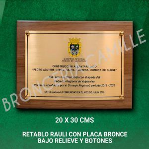 Retablo rauli con placa bronce bajo relieve y botones