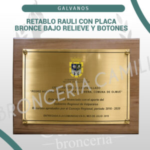 Retablo rauli con placa bronce bajo relieve y botones
