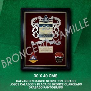Galvano e9. marco negro con dorado, logos calados y placa de bronce cuarceado grabado pantografo